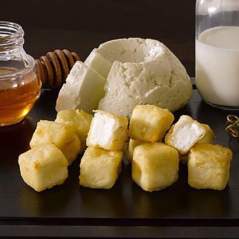 Dados de queso fresco en tempura